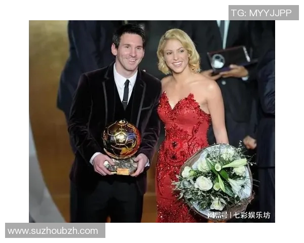 足球明星佩戴项链与女孩亲密合影展现甜蜜瞬间